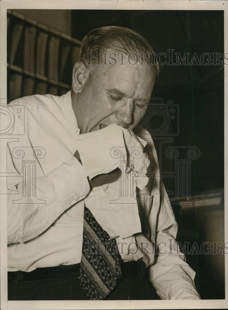 1937 Press Photo Man Suffering with Hayfever Allergies - nef44159