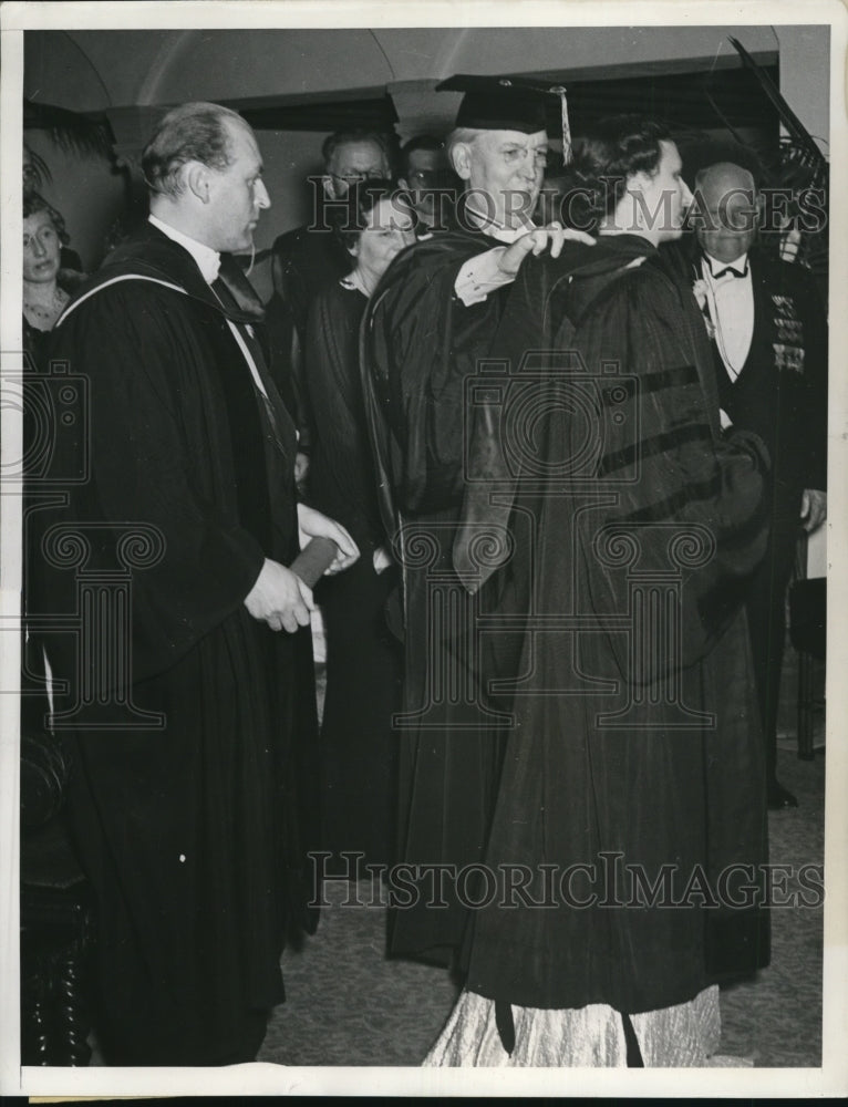 Load image into Gallery viewer, 1939 Press Photo Prince Olav, Princess Martha of Norway Receive Degrees, USC
