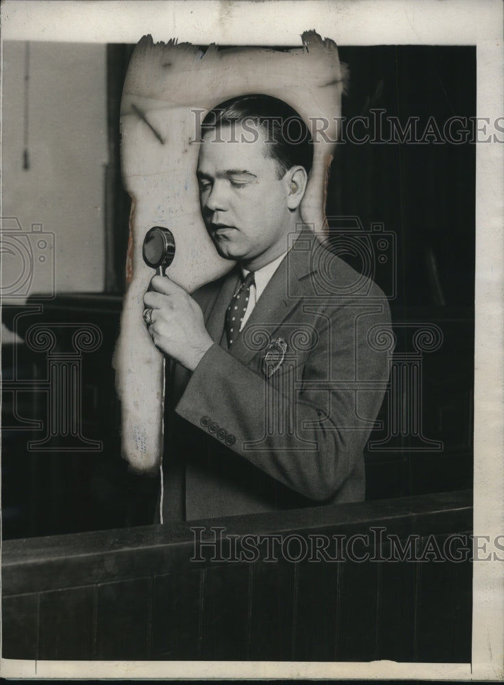 1926 Press Photo Bailiff George Boden Using Microphone - nef44266