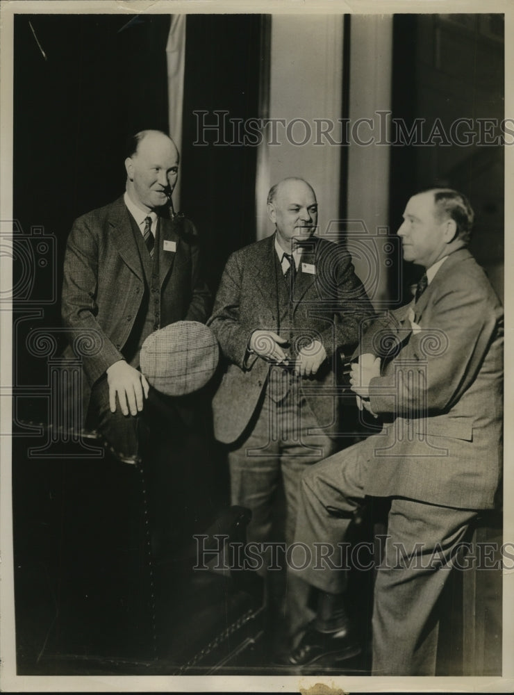 1937 Press Photo Dr James Kendall Confers with Claude Hudson, ER Weidlein