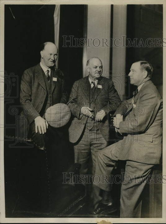 1937 Press Photo Dr James Kendall Confers with Claude Hudson, ER Weidlein