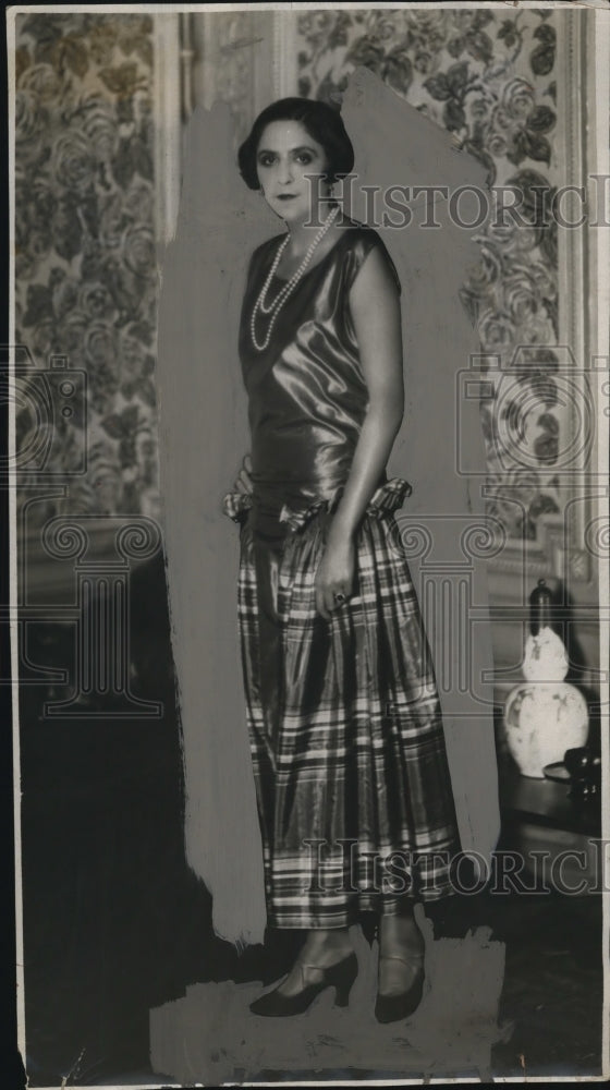 1925 Press Photo Alice Bernard Models Vera Sergine Inspired Outfit - nef44276