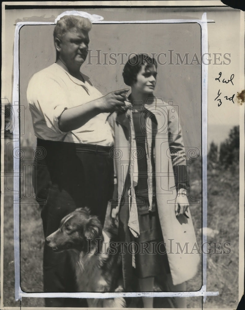 Load image into Gallery viewer, 1927 Press Photo Captain Gordon &amp; June Murphy w collie Dog - nef44286
