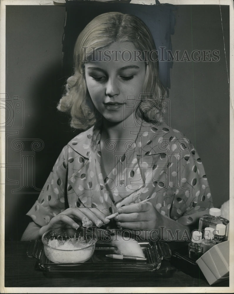 1939 Press Photo Manicure - nef44351