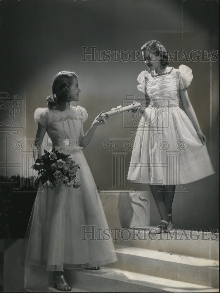 1940 Press Photo Fashion Models in Graduation Dresses - nef44361
