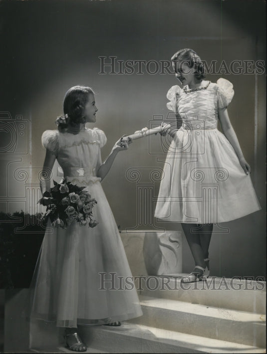 1940 Press Photo Fashion Models in Graduation Dresses - nef44361