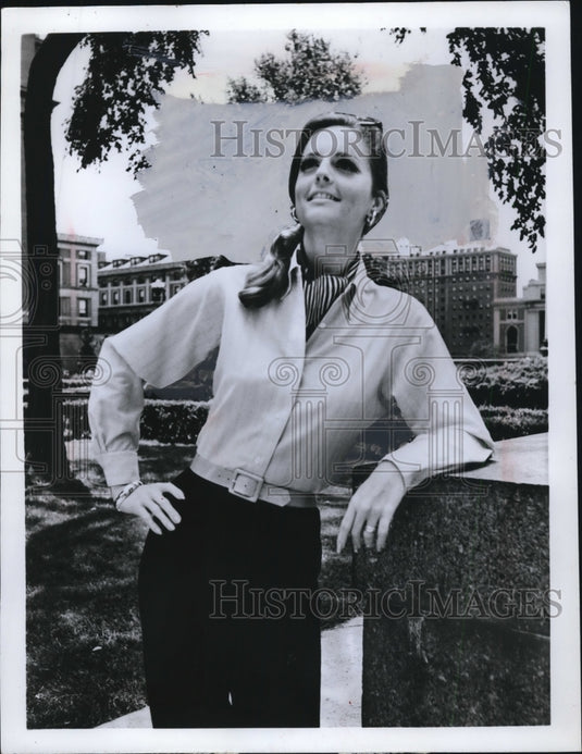 1967 Press Photo Fashion Model in Shirt/Blouse - nef44364