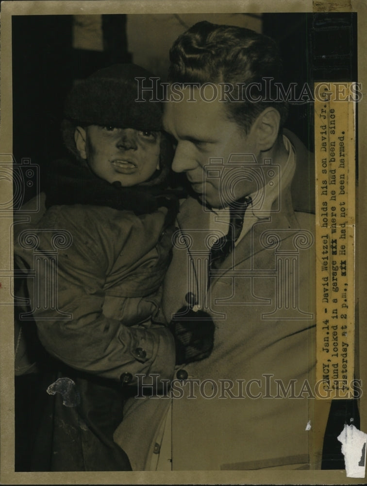 Load image into Gallery viewer, 1947 Press Photo David Weitzel holding his son, David Jr. after he was found
