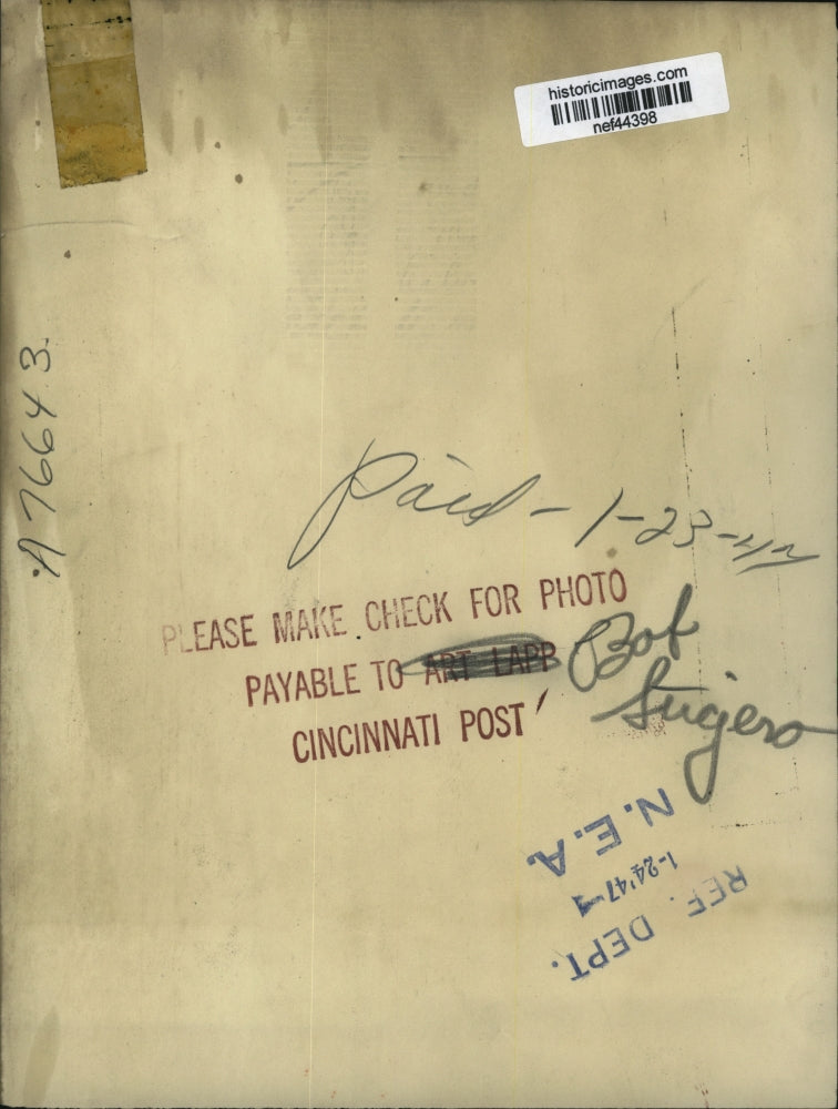 1947 Press Photo David Weitzel holding his son, David Jr. after he was found