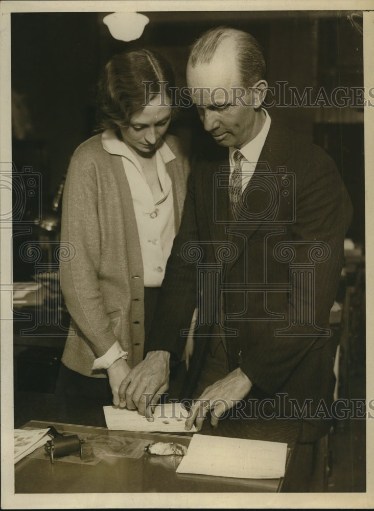1930 Press Photo Government Job Applicant Fingerprinted by George Nelson in D.C.