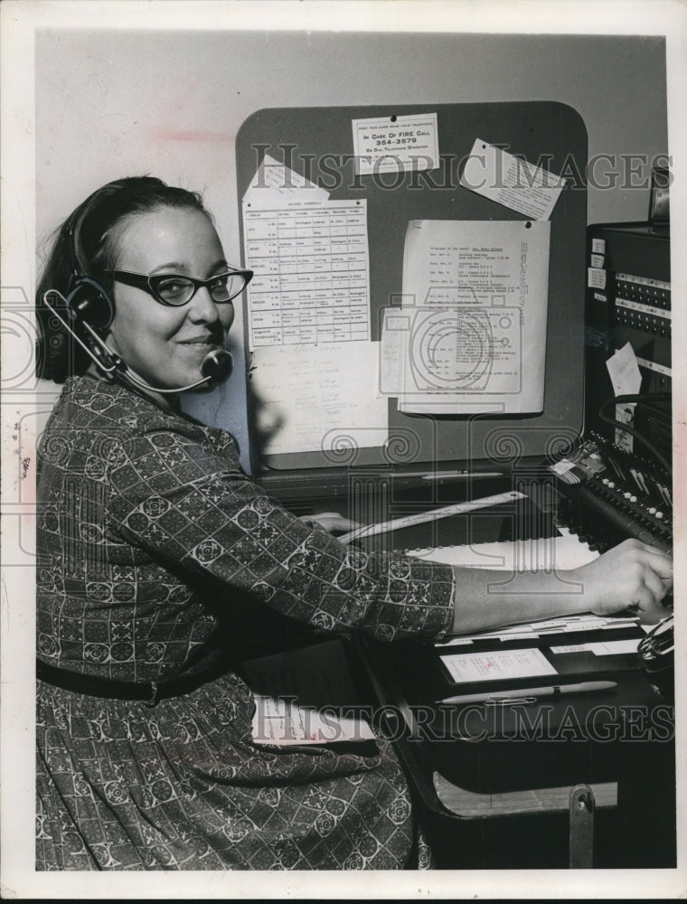 1964 Press Photo Joanne Cowles Training as PBX Operator, Painesville, Ohio