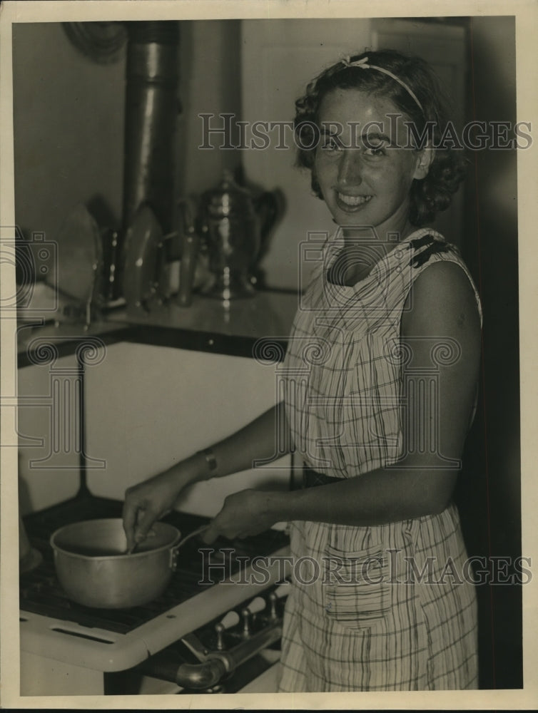 Load image into Gallery viewer, 1935 Press Photo Lenore Knight in Kitchen - nef44487
