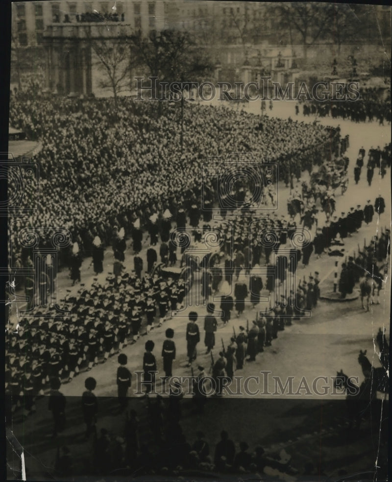 Load image into Gallery viewer, 1952 Press Photo King's Funeral Procession at Marble Arch, London - nef44495
