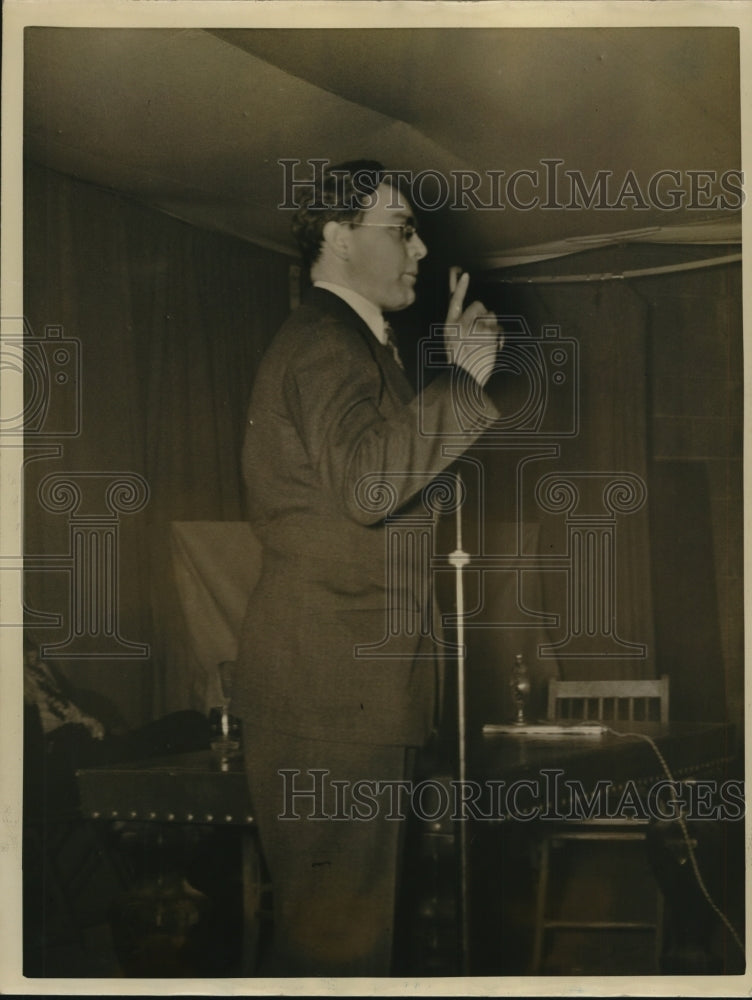 Load image into Gallery viewer, 1937 Press Photo Homer Martin Speaking at Committee Meeting, Pontiac, Michigan
