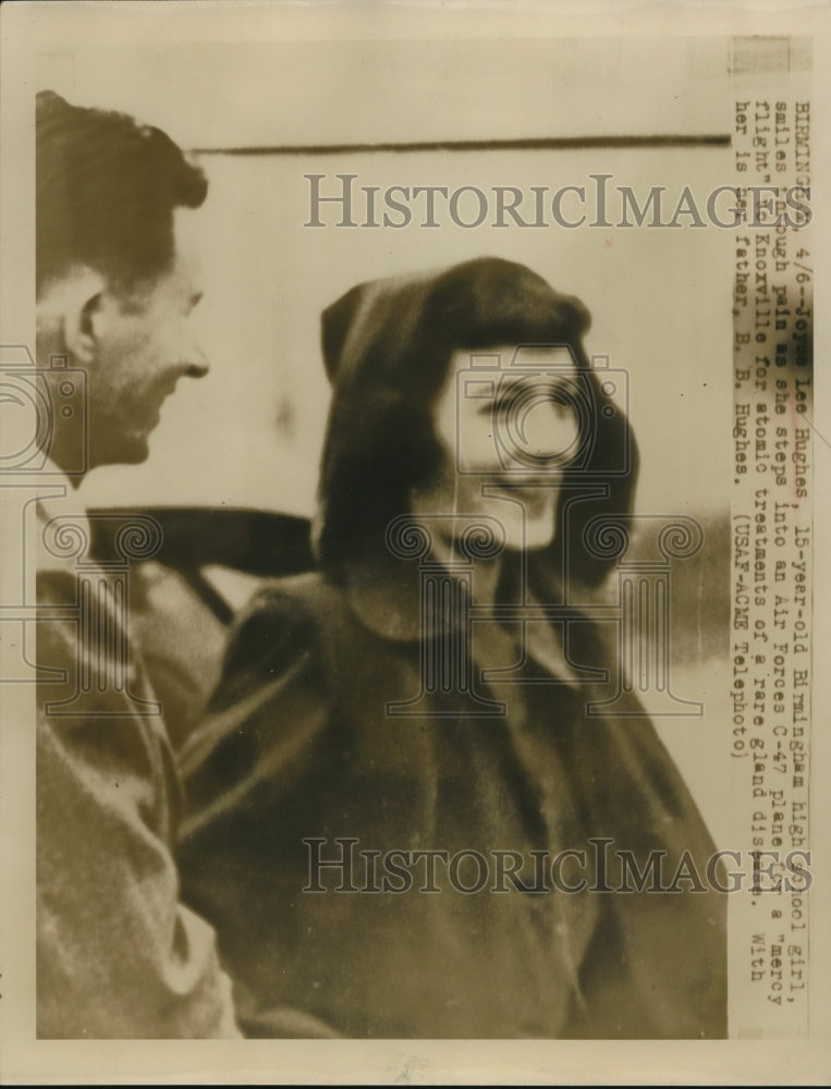 1949 Press Photo Joyce Lee Hughes Boarding Plane in Birmingham, alabama