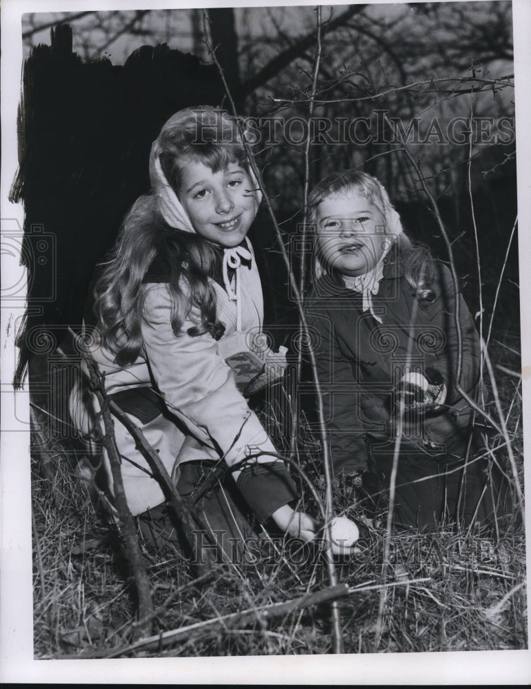 1957 Press Photo Girls Sandy Johnson, Hancy Hanes Find Eggs in Briar - nef44572