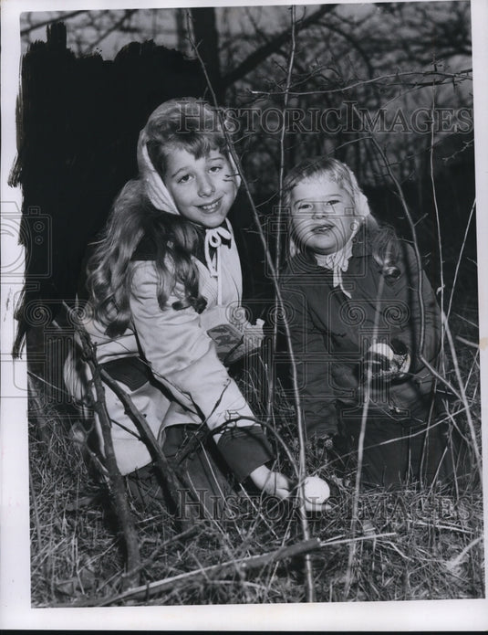 1957 Press Photo Girls Sandy Johnson, Hancy Hanes Find Eggs in Briar - nef44572