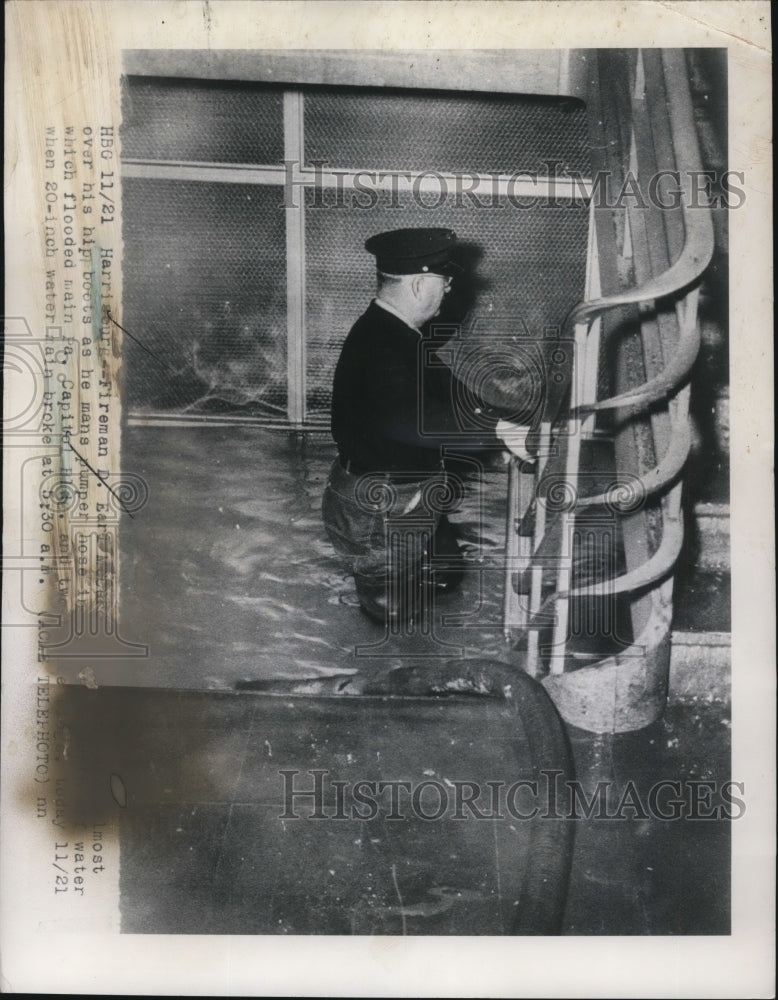 1950 Press Photo Harrisburg, Pennsylvania Fireman in Flooded Capital Building