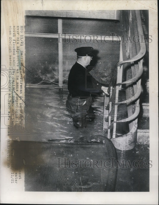 1950 Press Photo Harrisburg, Pennsylvania Fireman in Flooded Capital Building