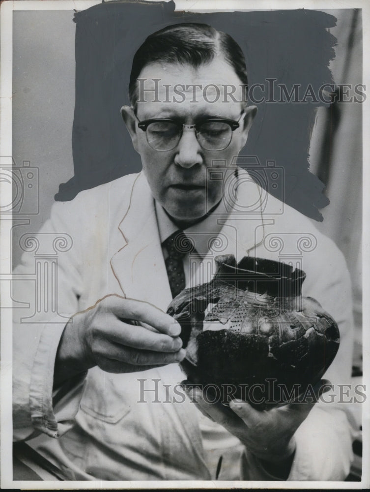 Load image into Gallery viewer, 1961 Press Photo Martin Lunggren Nears End of His Reconstruction of Viking Pot
