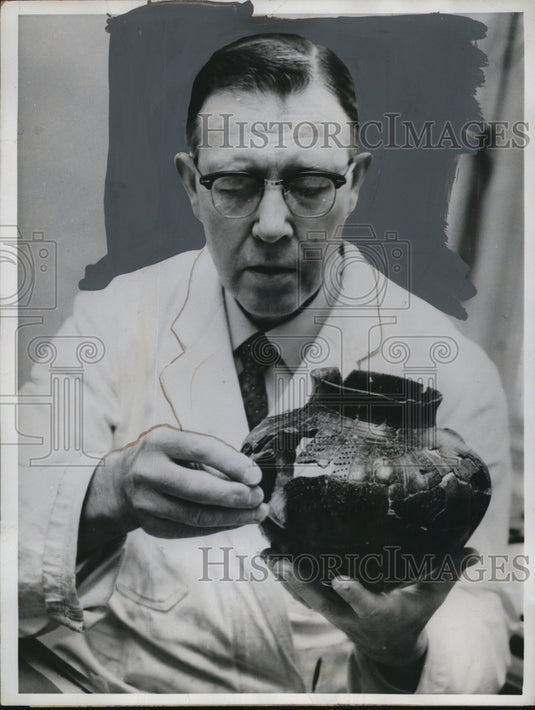 1961 Press Photo Martin Lunggren Nears End of His Reconstruction of Viking Pot