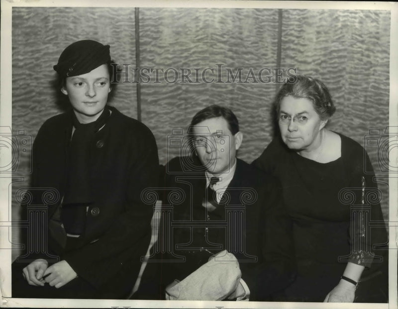 Load image into Gallery viewer, 1935 Press Photo Ms Taft and Dr &amp; Mrs William Semple All of Cincinatti
