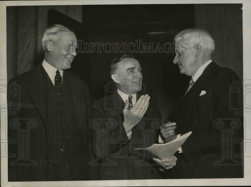 Load image into Gallery viewer, 1939 Press Photo George Whitney, Senator Joseph O'Mahoney, Russell Leffingwell
