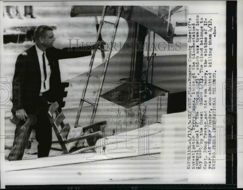 1963 Press Photo Terry Jones Looks at Blood Stained Panel of Dream Girl Boat