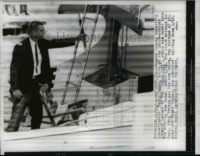 Load image into Gallery viewer, 1963 Press Photo Terry Jones Looks at Blood Stained Panel of Dream Girl Boat

