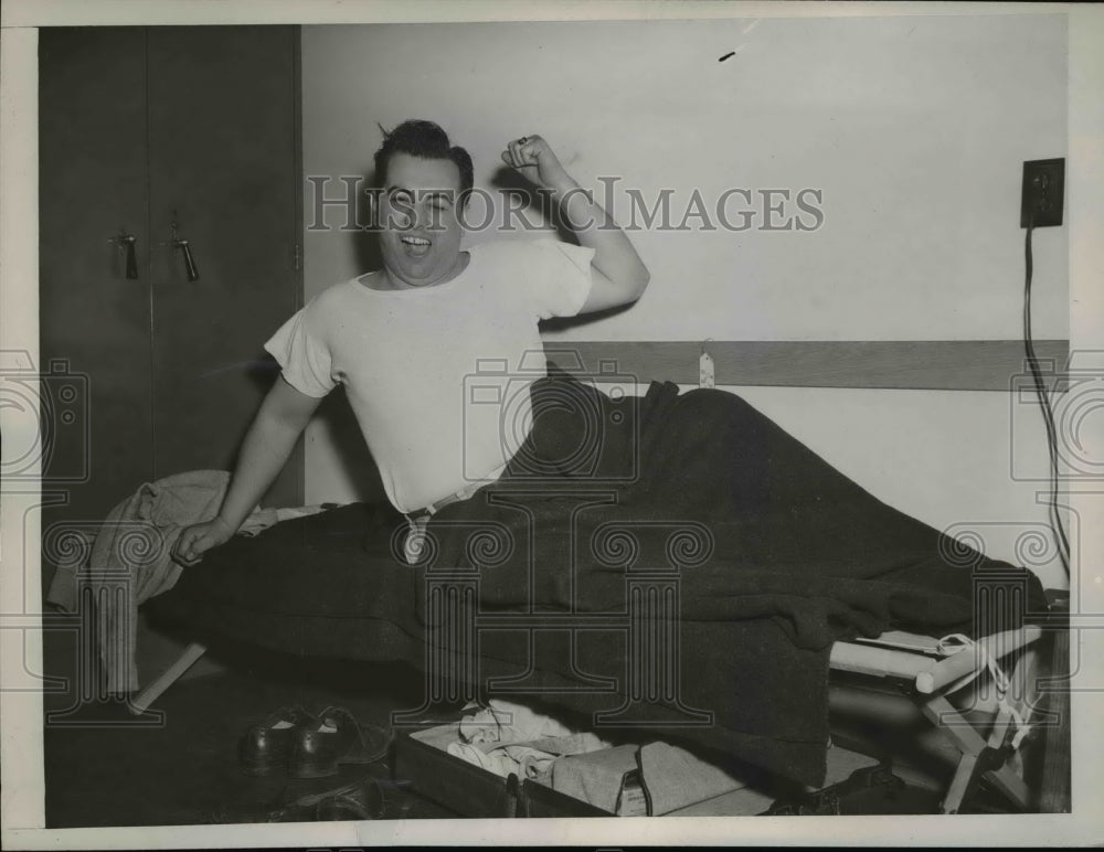 1946 Press Photo Foreman Sleeping at Westinghouse Plant in Preparation Strike