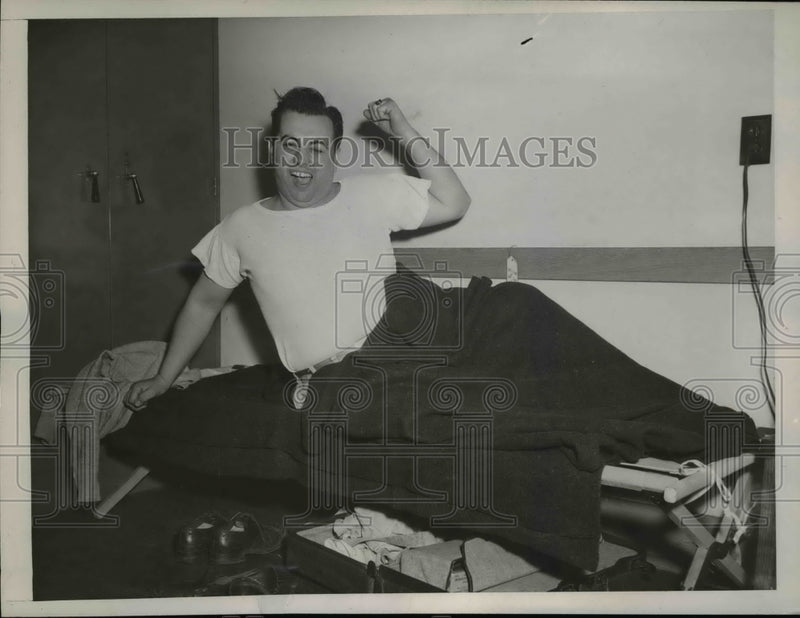 Load image into Gallery viewer, 1946 Press Photo Foreman Sleeping at Westinghouse Plant in Preparation Strike
