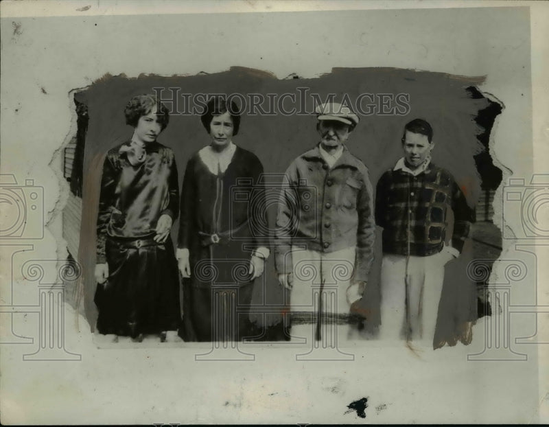Load image into Gallery viewer, 1929 Press Photo War Vet William Keller Son Robert &amp; Wife and Daughter
