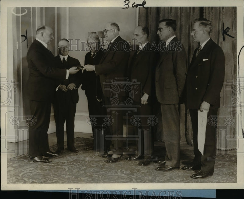 Load image into Gallery viewer, 1928 Press Photo Anthony N. Brady Memorial Medal Ceremony at Safety Awards
