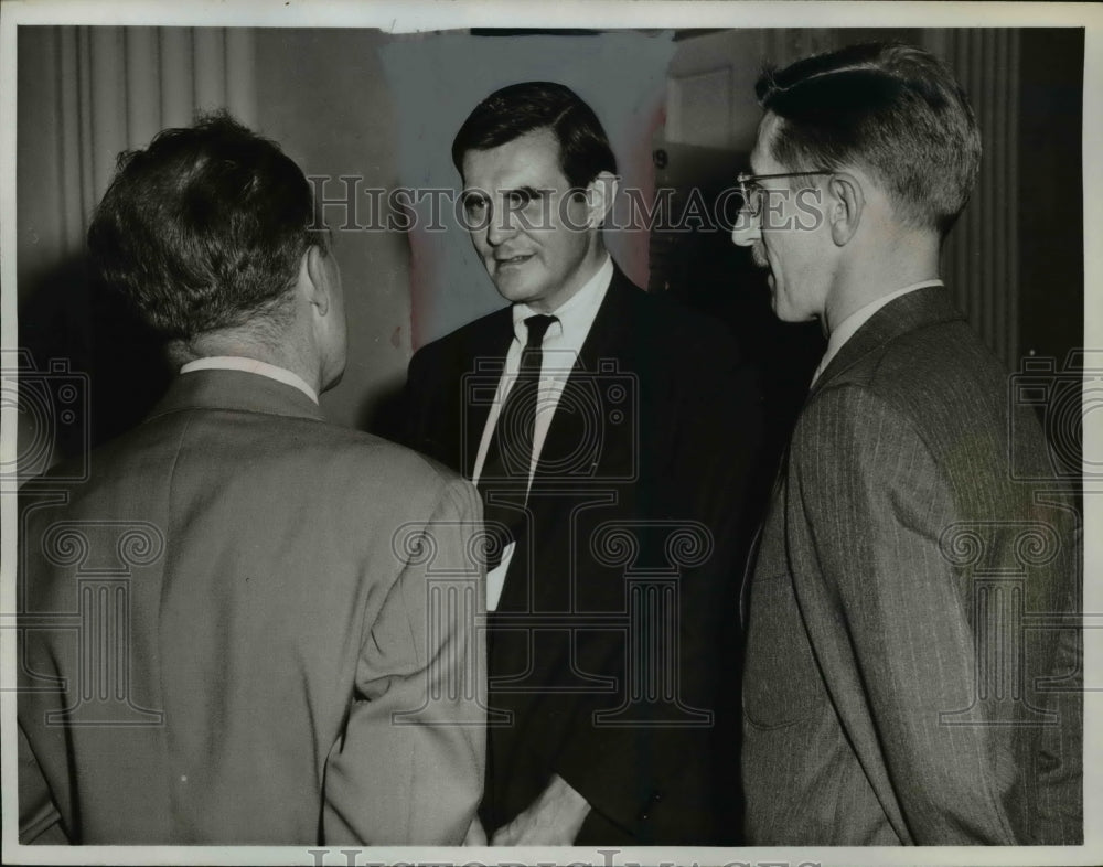 1961 Press Photo Dale G. Winston - nef44817