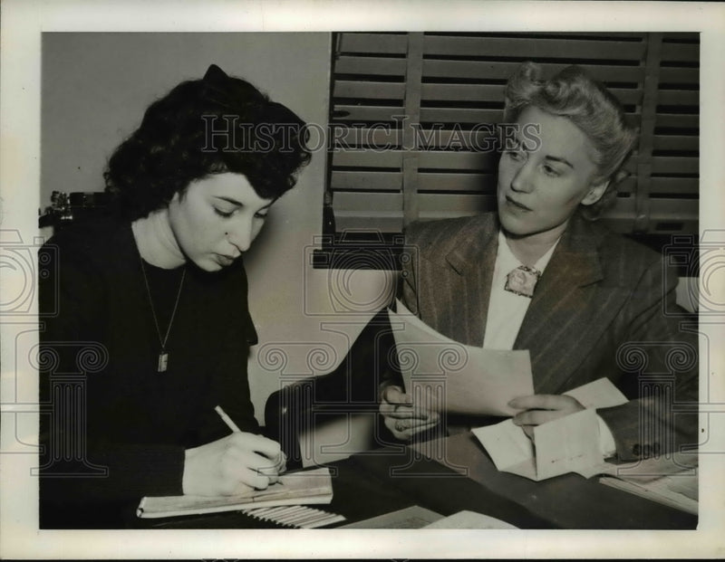Load image into Gallery viewer, 1942 Press Photo Mayris Chaney Resigning from Children's Welfare Division
