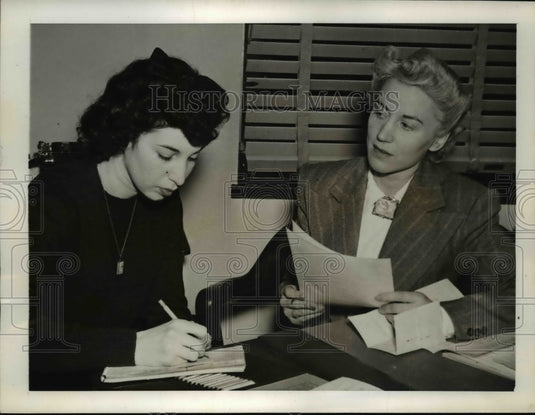 1942 Press Photo Mayris Chaney Resigning from Children's Welfare Division