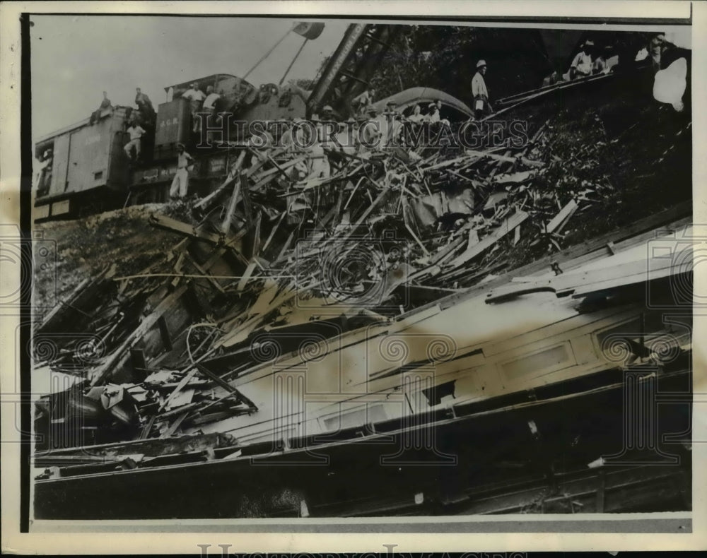 1938 Press Photo Train Wreck in Kingston, Jamaica - nef44877