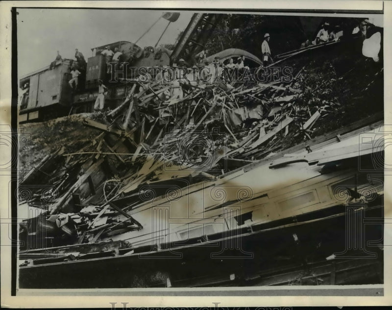Load image into Gallery viewer, 1938 Press Photo Train Wreck in Kingston, Jamaica - nef44877
