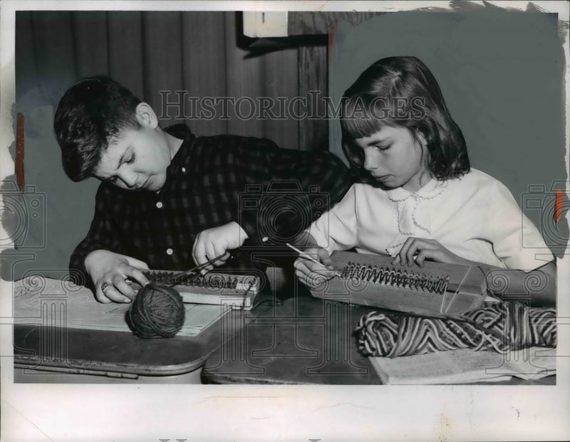 Load image into Gallery viewer, 1962 Press Photo Children Karen Harris, Jeff Todia Using Loom in Parma, Ohio
