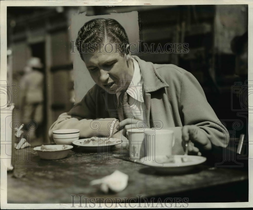 1940 Press Photo Robert C. Sherwood, Lunching on Location - nef44908