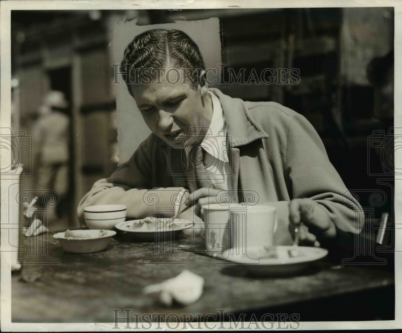 Load image into Gallery viewer, 1940 Press Photo Robert C. Sherwood, Lunching on Location - nef44908
