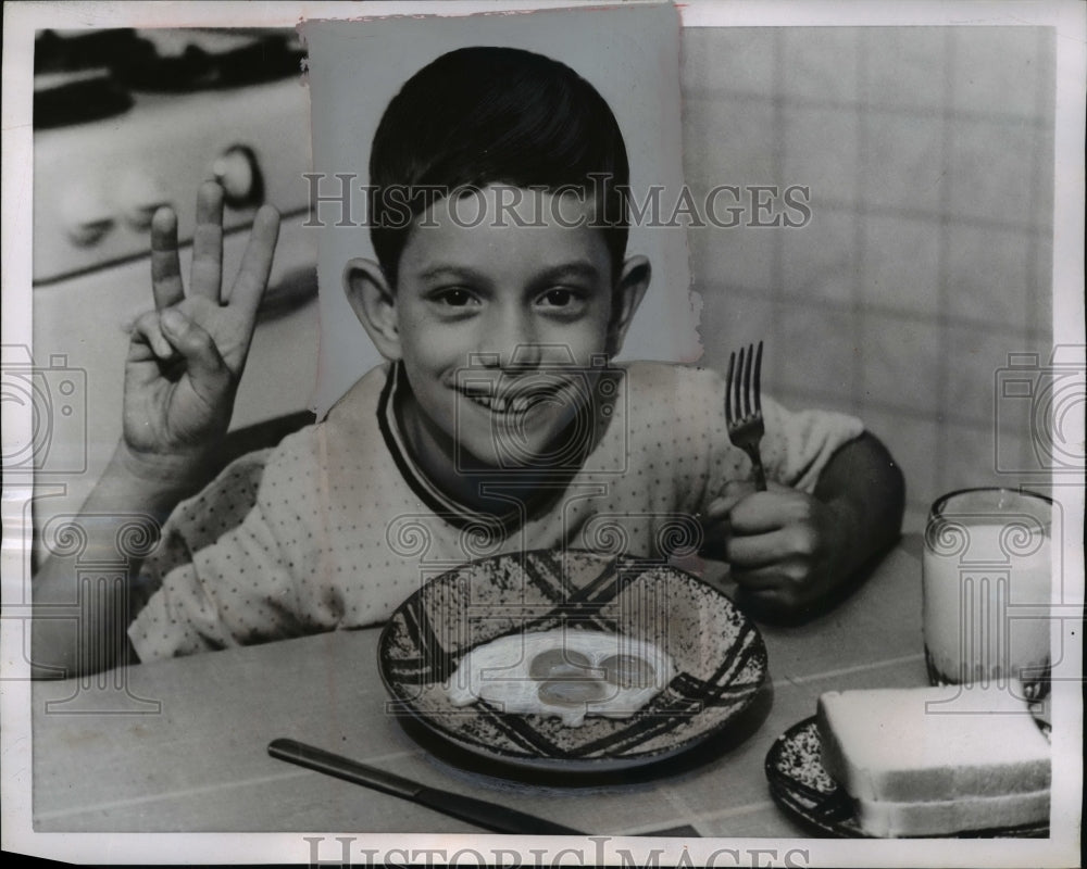 1955 Press Photo Boy Ricky Silvagi Eating 3-Yolked Egg - nef44909