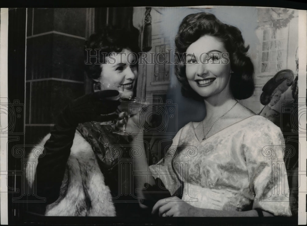 1958 Press Photo Marilyn Ann Keddie of Canada & Nancy Corcoran of US in