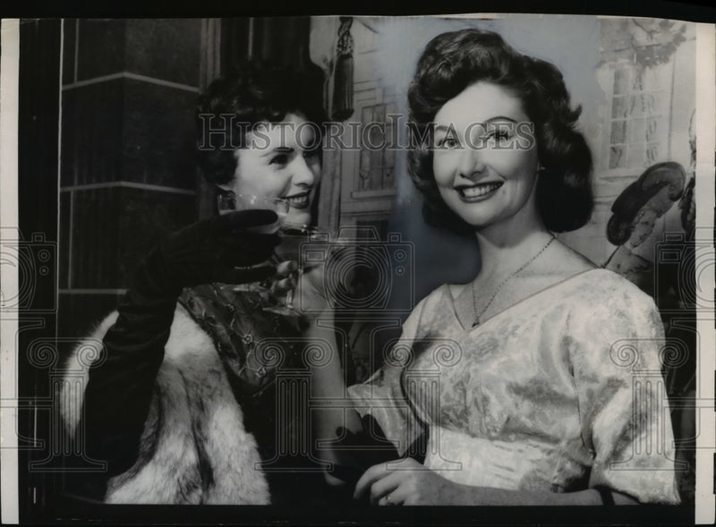 Load image into Gallery viewer, 1958 Press Photo Marilyn Ann Keddie of Canada &amp; Nancy Corcoran of US in
