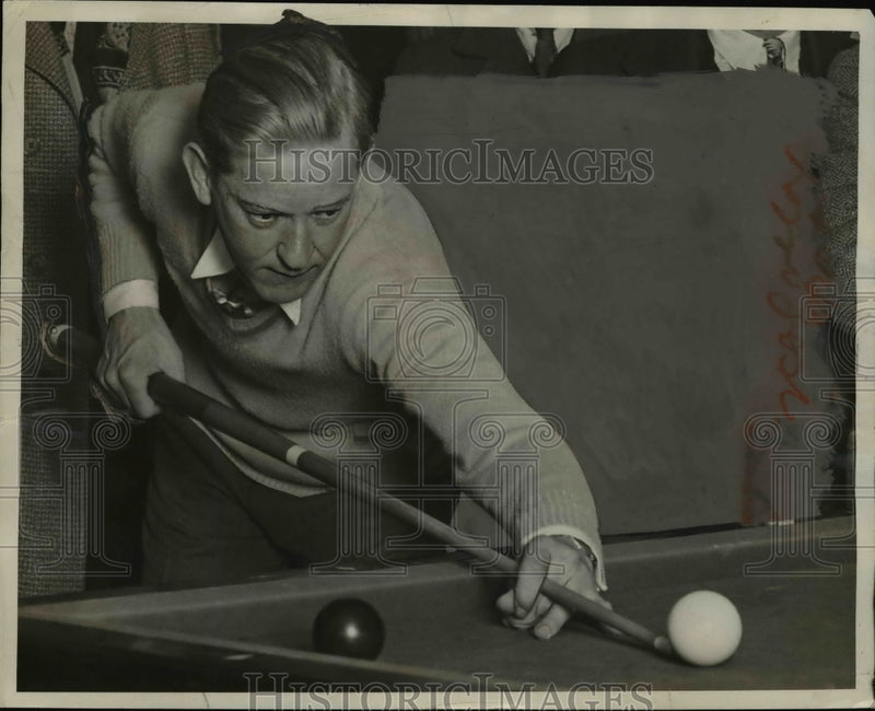 Load image into Gallery viewer, 1929 Press Photo Charles Jordan of Amateur Billiards Tournament, Milwaukee
