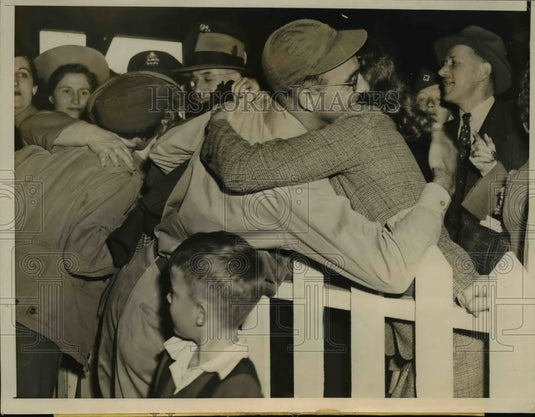 1945 Press Photo Stuart R. Barnett & Wife Arriving in San Francisco - nef44972