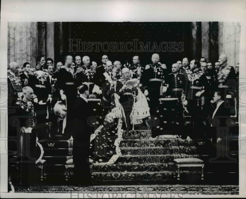 Load image into Gallery viewer, 1947 Press Photo King Gustav at Opening Swedish Parliament, Stockholm
