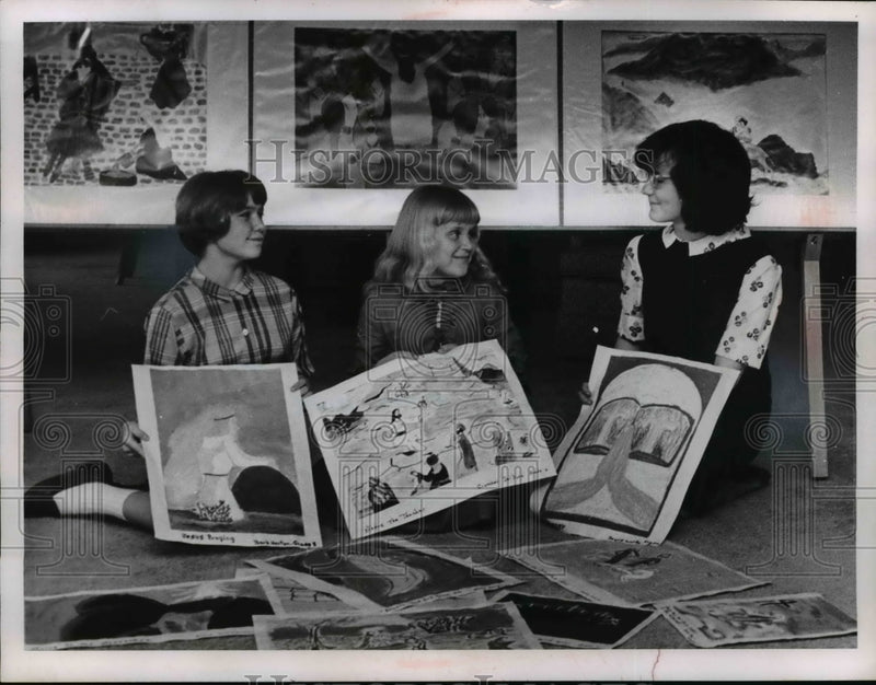 Load image into Gallery viewer, 1964 Press Photo Barbara Horton, Debbie Detwiller, and Joyce Wolfe in Lakewood
