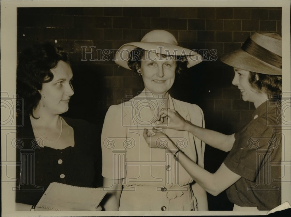 1941 Press Photo Mrs McNutt, her daughter Louise, and Registrar Ms Dorothy Dyer