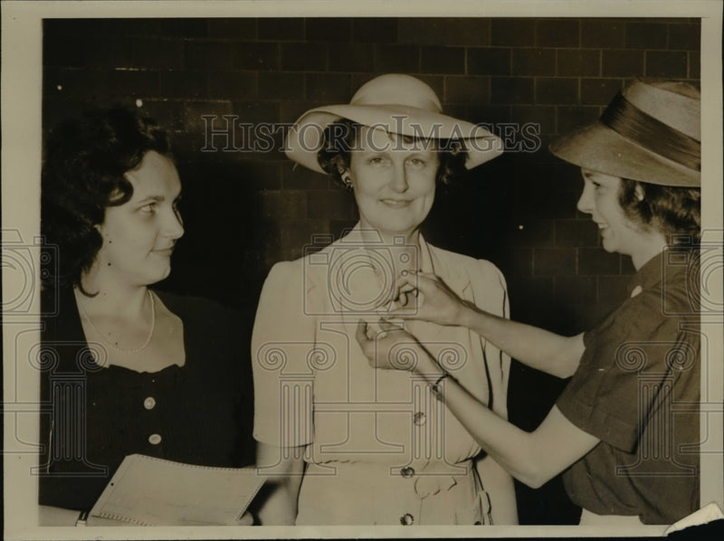 Load image into Gallery viewer, 1941 Press Photo Mrs McNutt, her daughter Louise, and Registrar Ms Dorothy Dyer
